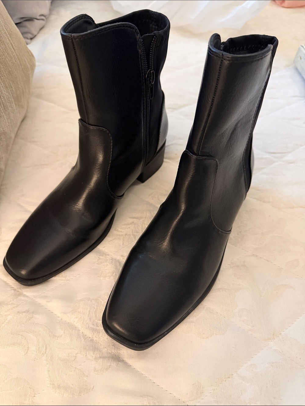 Women’s  Black Leather Zip Ankle Boots size 7